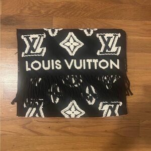 Louis Vuitton Monogram Black and White Scarf